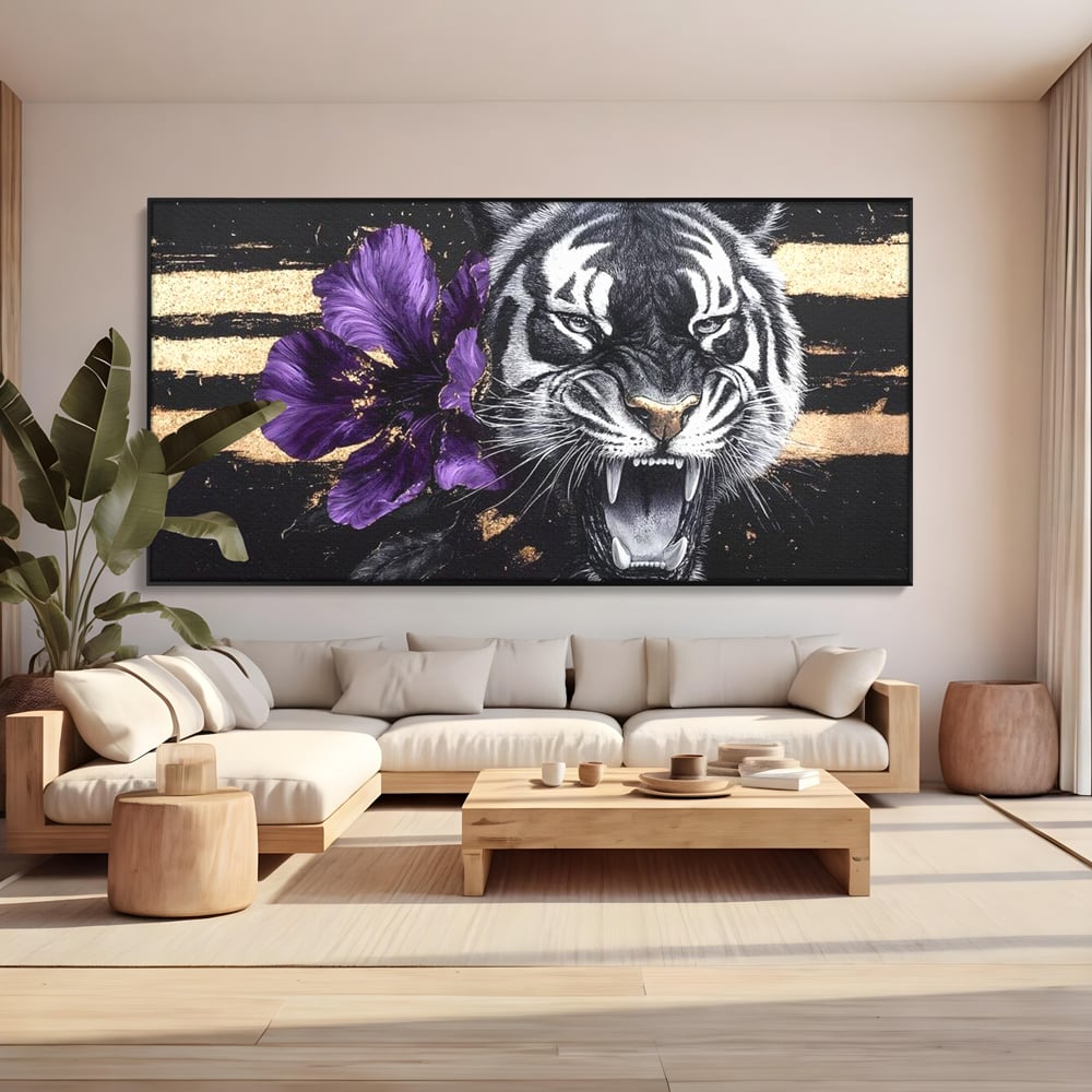 Tablou canvas cu tablou canvas cu tigru si iris violet, in rama de aluminiu negru, pe perete intr-un living